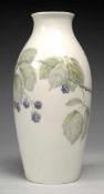 Jugendstil-Vase Weiß, glasiert. Gestreckter ovoider Korpus mit eingezogenem Hals u. l. ausgestellter
