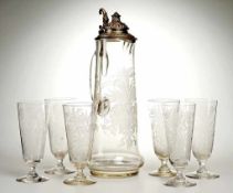 Bierkrug und sechs Tulpen Farbloses Glas. Formgeblasen. Schlanker, l. konischer Korpus mit kleiner