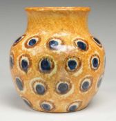 Festersen-Vase Sandfarbener Scherben. Kugelförmiger Korpus mit eingezogenem Hals u. l. ausgestellter