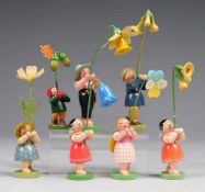Sieben Blumenkinder Holz, gedrechselt u. polychrom bemalt. Versch. Kinderfiguren mit Blumen. (10)
