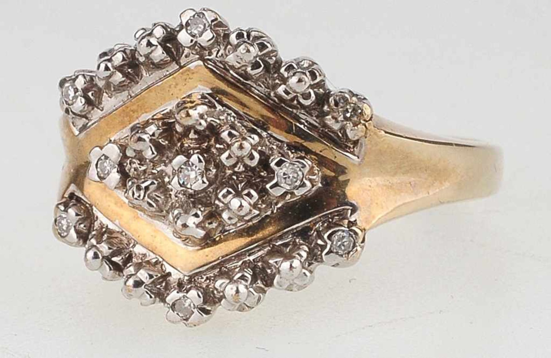 Brillant-Ring 333er GG/WG. Flache, an der Schulter verbreiterte Ringschiene. Schaus. Rautenmotiv,