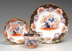 Gedeck mit Imari-Dekor Weiß, glasiert. Form "Neuer Ausschnitt". Uglbl. u. eisenrote, gold gehöhte