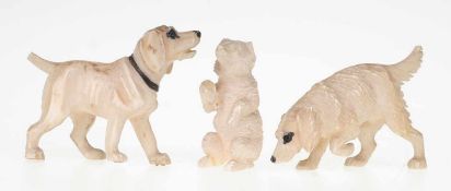 Drei Miniatur-Tierfiguren Elfenbein. Plastisch gearbeitete Darstellungen zweier Hunde u. eines