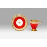 Klassizistische Tasse mit pompejirotem Fond Porzellan, Emaildekor, Vergoldung. Glockenform, mit