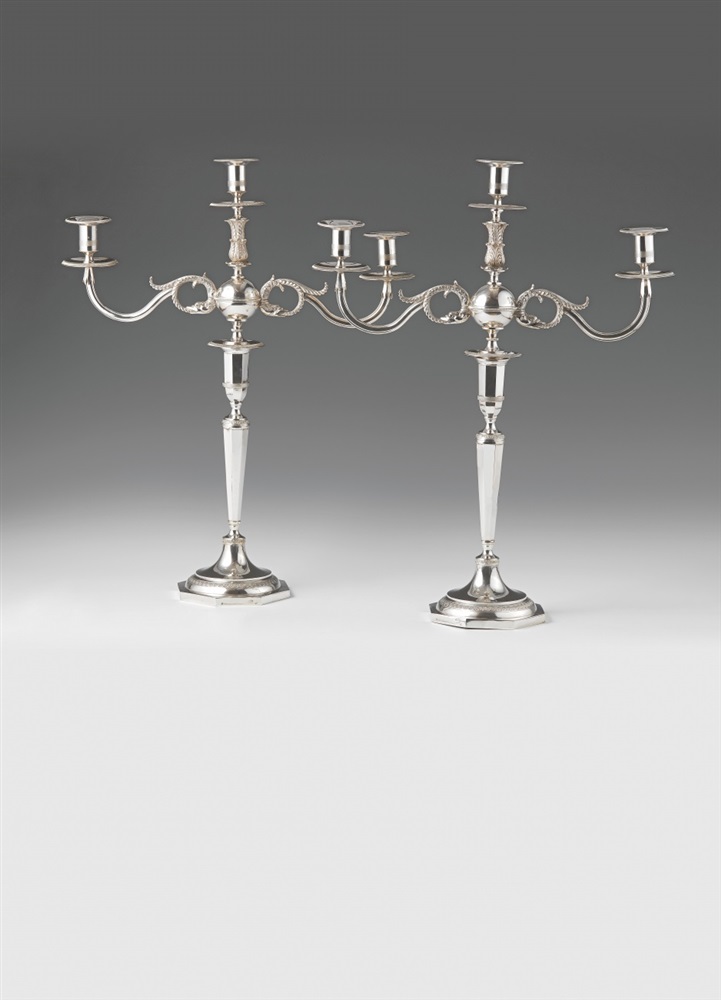 Paar klassizistische Girandolen Silber. Runder Fuß auf achteckiger Plinthe; der konisch