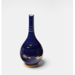 Vase mit Fischen Porzellan, kobaltblauer vertikal gepinselter Unterglasurdekor, Reserventechnik,