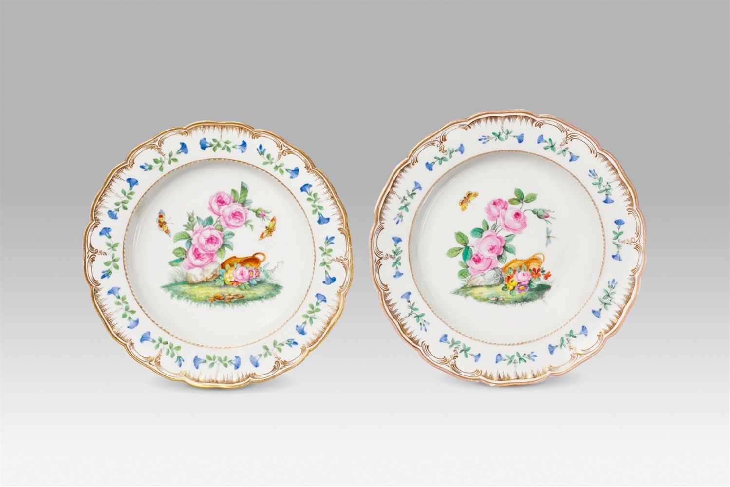 Zwei Suppenteller aus dem königlichen Speiseservice Porzellan, Emaildekor, Vergoldung. Neuglatt.