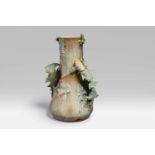 Vase mit Löwenzahn Porzellan, verlaufende Kupferoxidglasur. Bikonisch, umwunden von freiplastisch