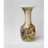 Große Vase mit Papageien Porzellan, Unter- und Aufglasurdekor, Reliefemail, Vergoldung. Massive
