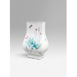 Chinesische Vase mit Wildblumen Porzellan, Aufglasurdekor, brauner Randstreifen. Blaumarke Zepter,