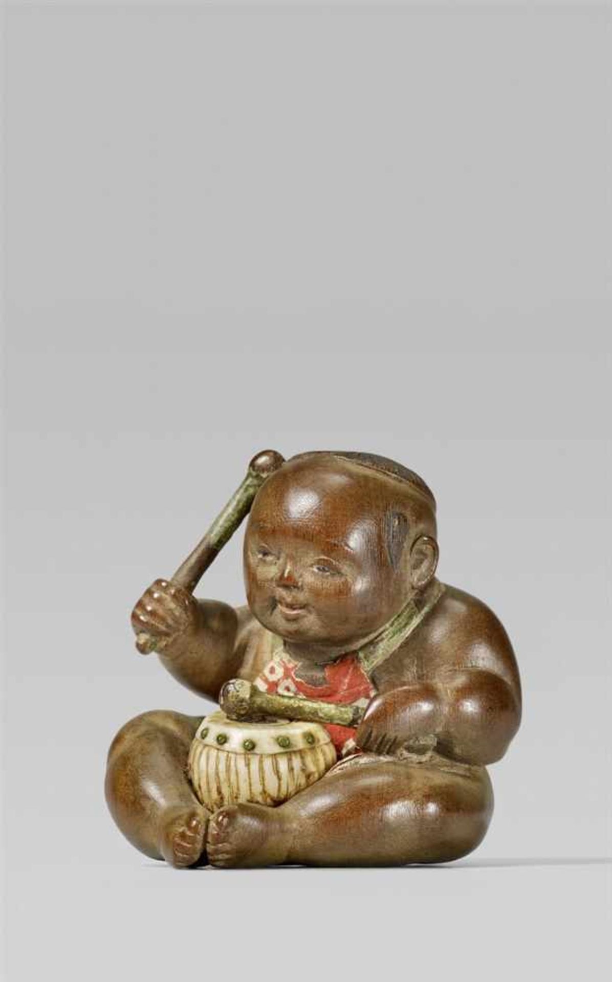 A polychromed wood netsuke of a drumming boy. Late 19th century - Seated with feet [...]