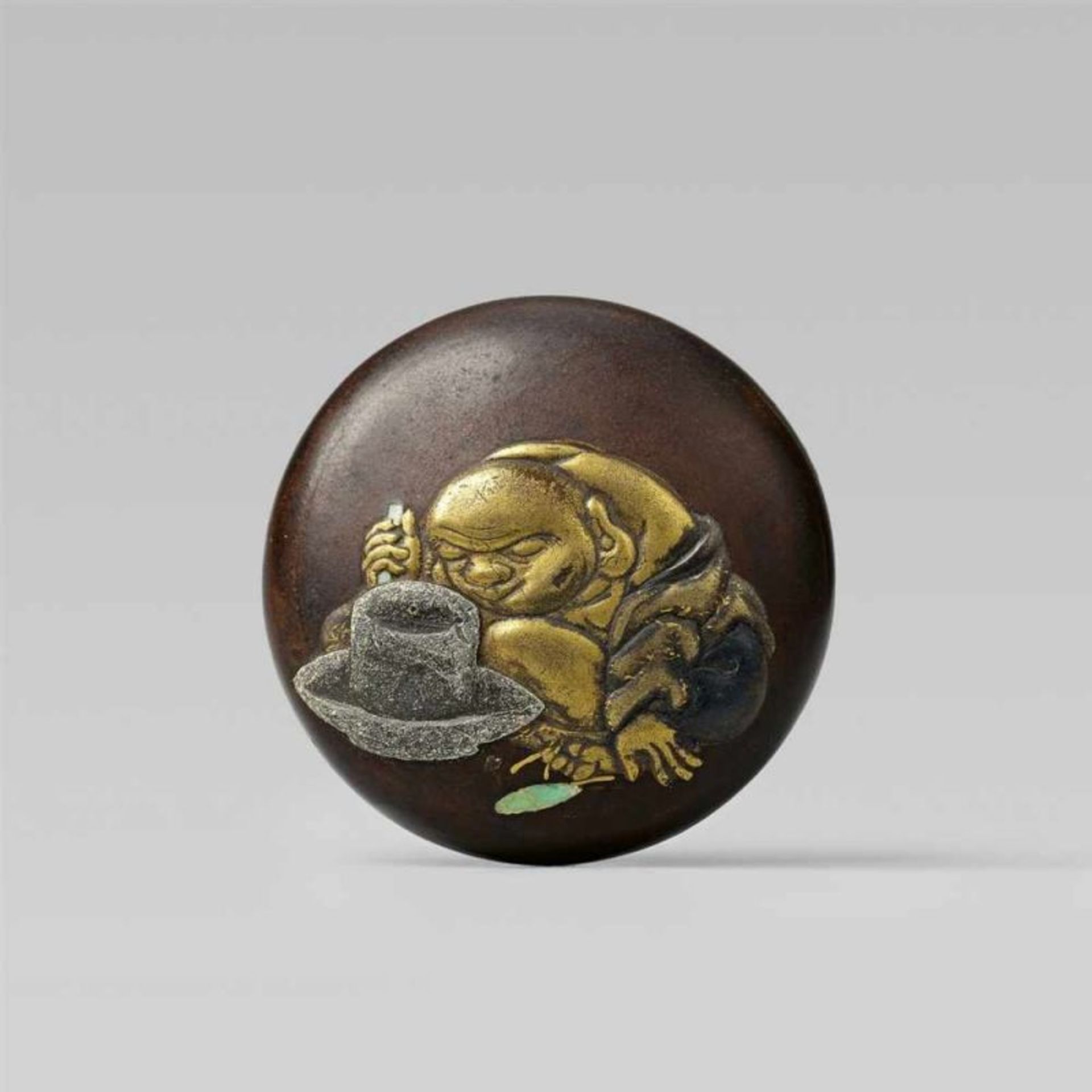 A wood and maki-e lacquer two-part manjû with a monk by a tea grinder, by [...] - Image 2 of 2