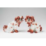 Paar sitzende Bologneser Hunde Porzellan, sparsame naturalistische Fellstaffierung in