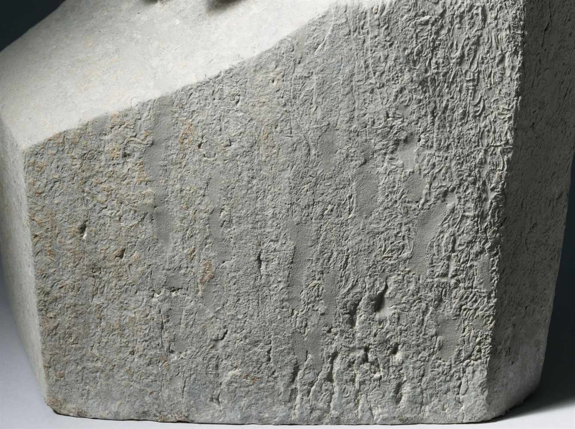 Georg KolbeZorn (Flamme) Steinplastik. Muschelkalk. Höhe 173,5 cm. Rückseitig am Sockel seitlich - Bild 9 aus 11