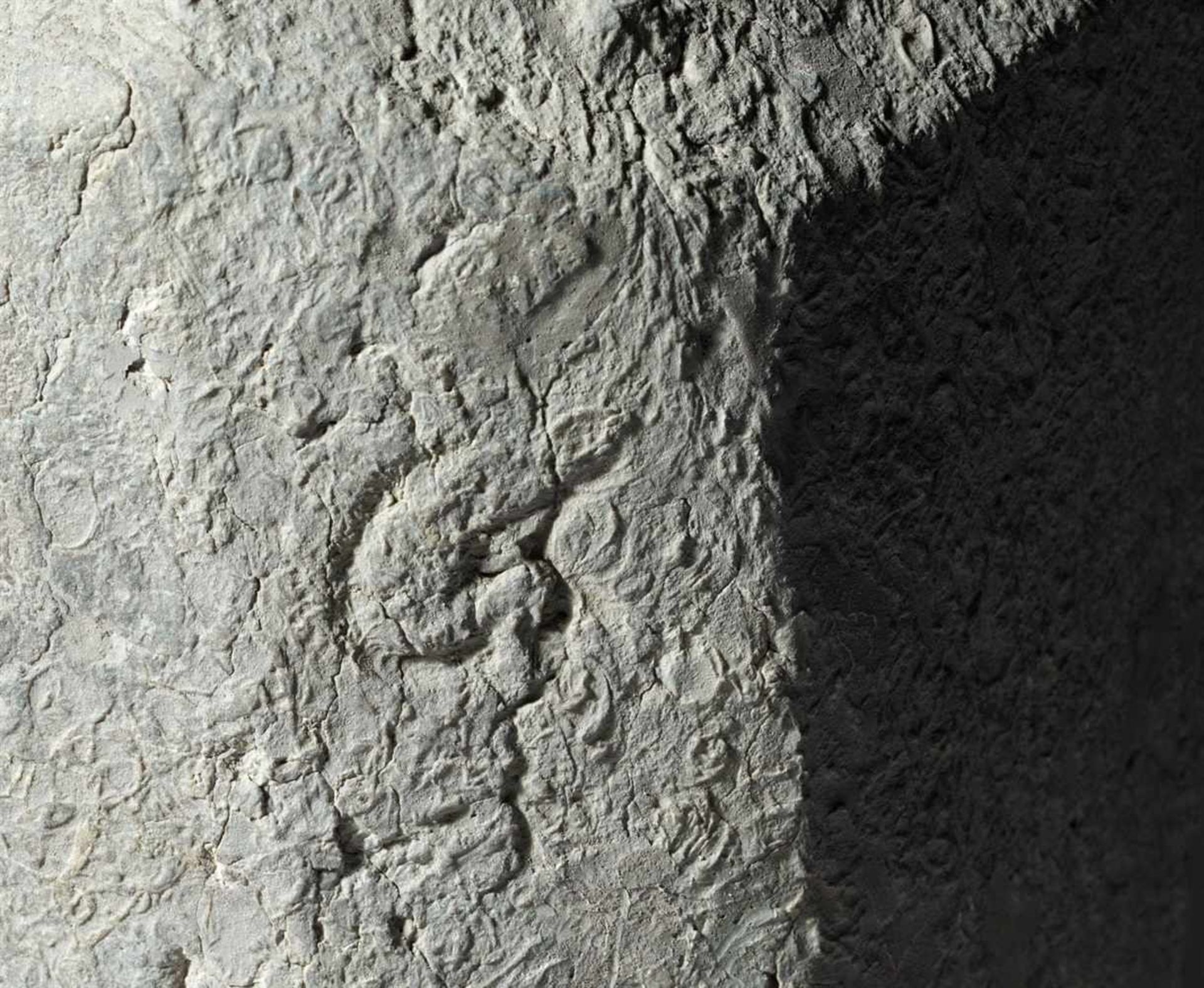 Georg KolbeZorn (Flamme) Steinplastik. Muschelkalk. Höhe 173,5 cm. Rückseitig am Sockel seitlich - Bild 8 aus 11