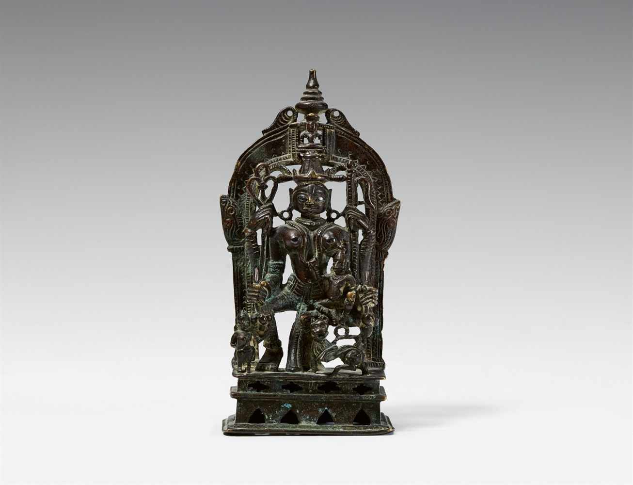 Jain-Altar der Ambika. Bronze mit Einlagen aus Silber. Gujarat/Rajasthan. Datiert 1501 Ambika