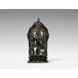 Jain-Altar der Ambika. Bronze mit Einlagen aus Silber. Gujarat/Rajasthan. Datiert 1501 Ambika