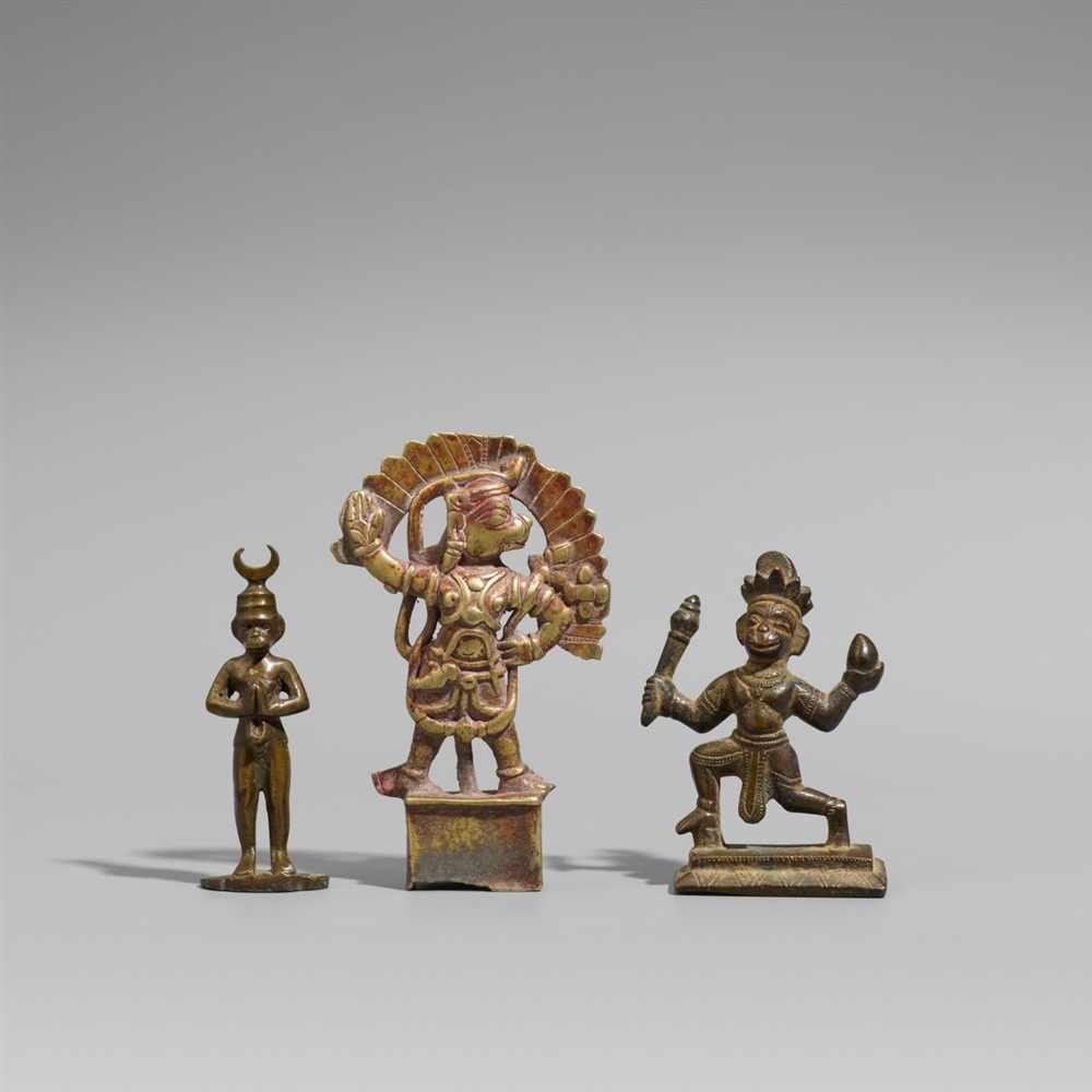 Drei Figuren des Hanuman. Bronze und Gelbguss. Indien. 18./19. Jh. a) Mit gefalteten Händen,