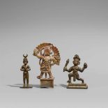 Drei Figuren des Hanuman. Bronze und Gelbguss. Indien. 18./19. Jh. a) Mit gefalteten Händen,