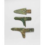 Drei Waffen. Bronze. Westliche Zhou-Zeit, ca. 10. Jh. v. Chr. a) Dolchaxt vom Typ kui,