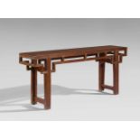 Sehr langer Tisch. Yumu-Holz. Qing-Zeit Auf vier kräftigen, rechteckigen (verkürzten) Beinen mit