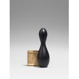 Vase. Bronze. Ca. 1960-1970 Am Boden Siegelmarke: Kaishû (=Takahashi Kaishû, 1905-2004)Schlanke