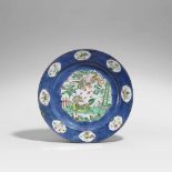 Famille verte-Teller mit puderblauem Fond. Kangxi-Periode (1662-1722) Teller mit niedriger Wölbung