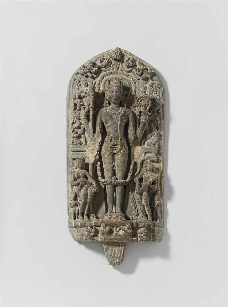 Stele eines Vishnu. Grauer Stein. Nordostindien, Bengalen. Pala-Zeit 12. Jh. Der vierarmige Vishnu