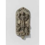 Stele eines Vishnu. Grauer Stein. Nordostindien, Bengalen. Pala-Zeit 12. Jh. Der vierarmige Vishnu