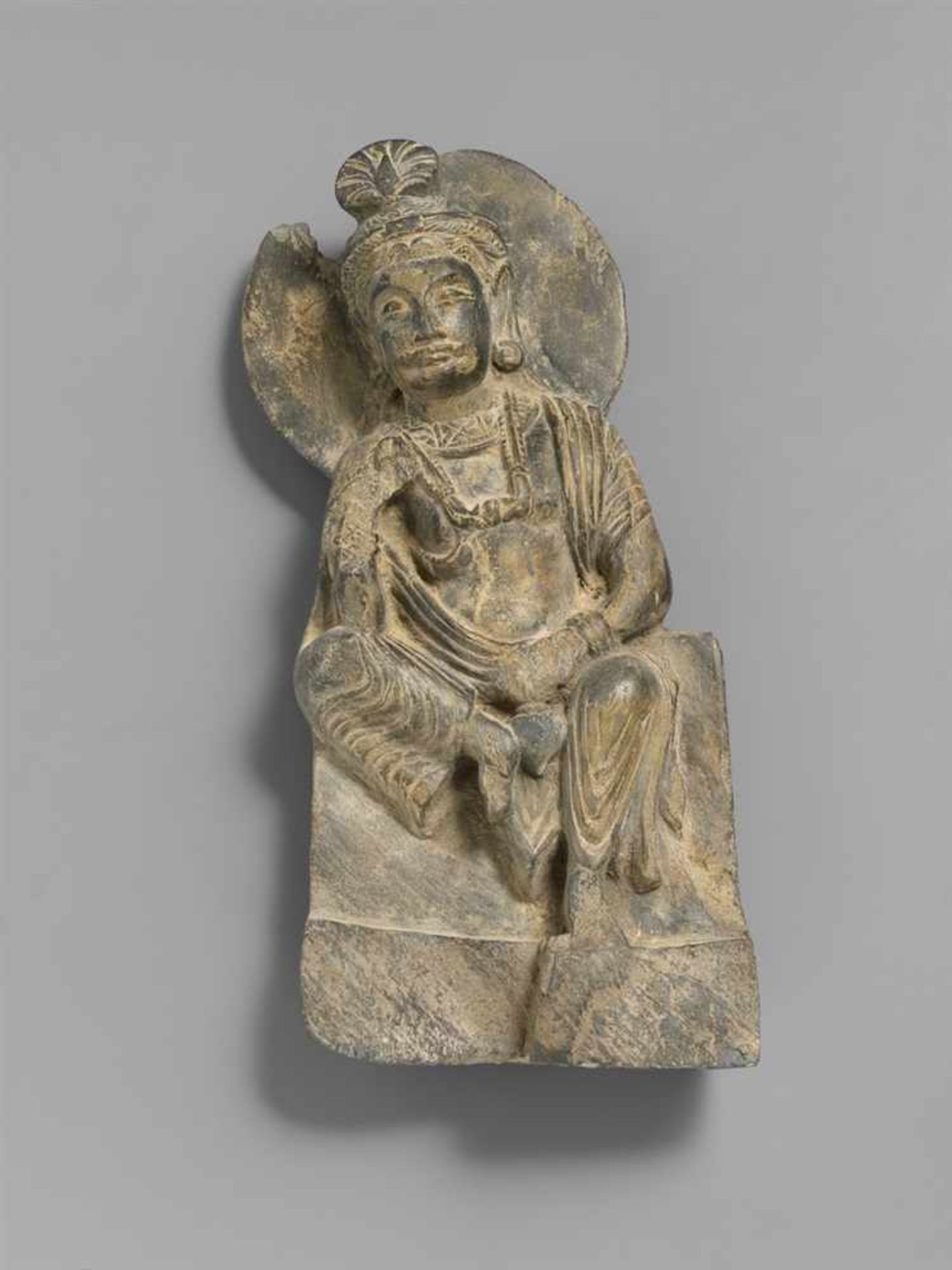 Sitzender Bodhisattva. Grauer Schist. Pakistan, Gandhara. 2./3. Jh. In maharaja lila auf einer