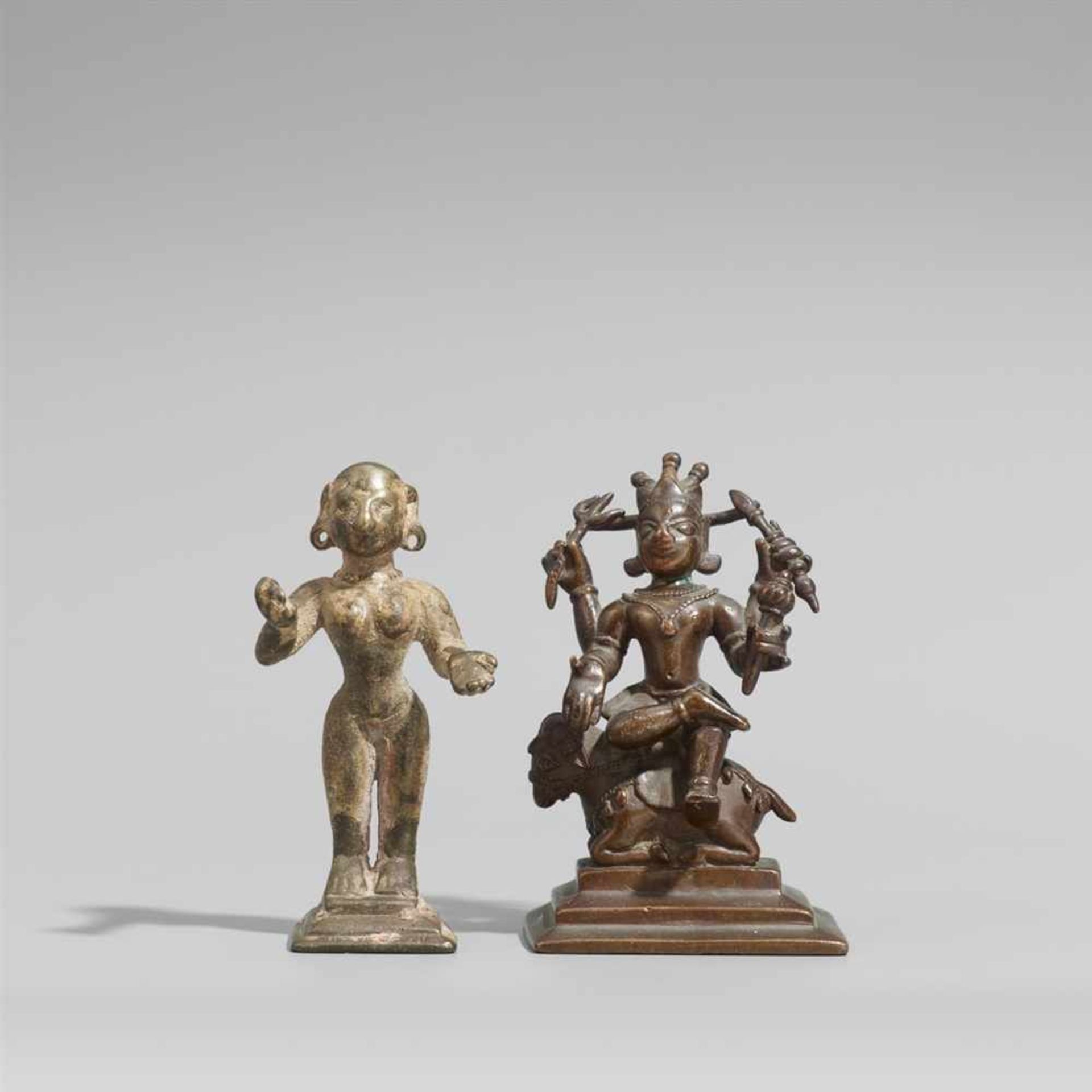 Männliche vierarmige Gottheit auf einem Stier und eine weitere Figur. Bronze. Ostindien. 17./19. Jh. - Bild 2 aus 3