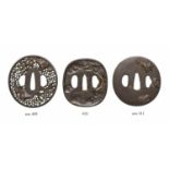 Zwei Tsuba. Eisen. 18./19. Jh. a) Oval. In Relief Drache. Sign.: Seiryûken Hidenaga und Siegel. b)