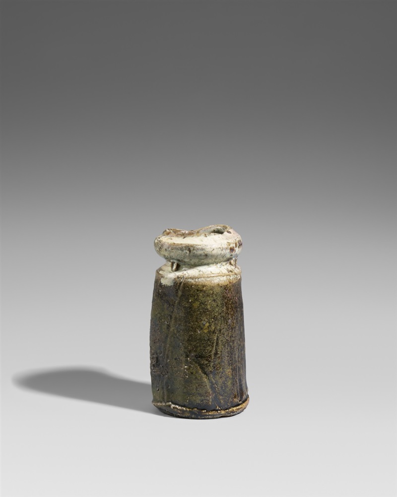 Vase. Chosen-Karatsu. Kyûshû. Frühe Edo-Zeit Fast zylindrisch mit eingezogenem Hals mit drei