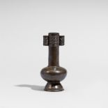 Kleine "Pfeilvase", wahrscheinlich für Weihrauchbesteck. Bronze. Song-/Yuan-Zeit Kugeliger Korpus