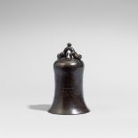 Glocke. Bronze. Yuan-/Ming-Zeit, 14./15. Jh. Von schlanker Form mit ausschwingendem Rand, als