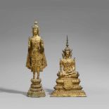 Zwei Figuren eines Buddha im Fürstenschmuck. Bronze, über Schwarzlack vergoldet. Thailand. Ratanakos