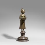 Öllampe (dipa-lakshmi). Bronze. Ostindien. 19. Jh. Die junge Frau hält eine Schale mit großem