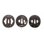 Tsuba. Eisen. 18./19. Jh. Oval. In Relief acht Helmplatten und jeweils zwei Nieten. Die Nieten aus