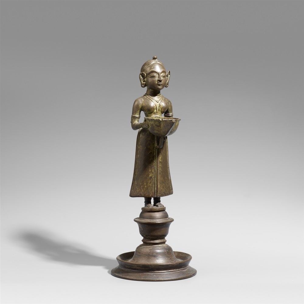 Öllampe (dipa-lakshmi). Bronze. Ostindien. 19. Jh. Die junge Frau hält eine Schale mit großem - Image 2 of 3