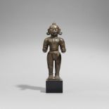 Männliche Figur. Bronze. Ostindien. 19. Jh. Stehend, der eng anliegende dhoti ist mit einer