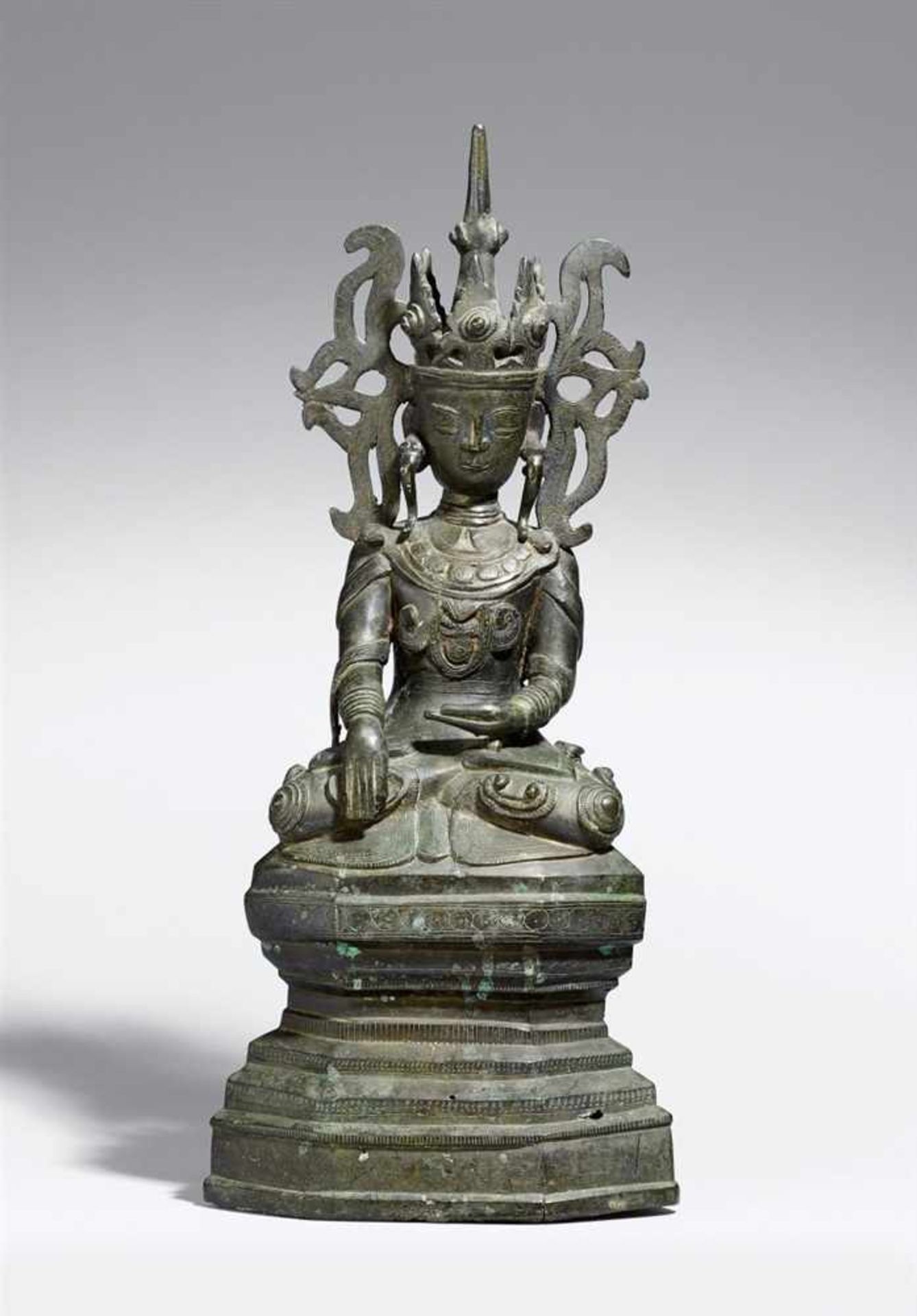 Jamuphati Buddha. Bronze. Birma. 19. Jh. Im Meditationssitz (padmasana) auf einem getreppten, - Bild 2 aus 3