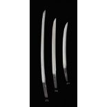 Wakizashi-Klinge in shirasaya. 17./18. Jh. L 35,3 cm, shobu-zukuri, suguha hamon, itame-masame hada,