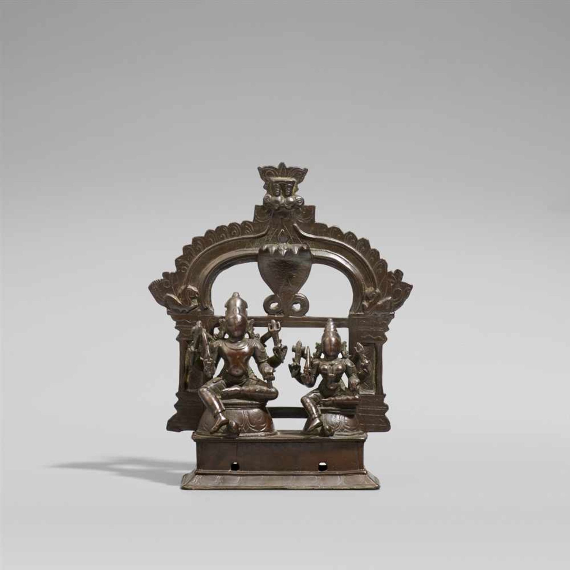 Shiva-Altar. Bronze. Südindien. 17./19. Jh. Shiva und Parvati sitzen jeweils auf einem Lotos über