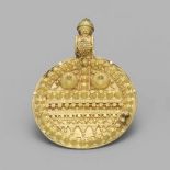 Amulett (jibi). Goldgranulat. Gujarat, Kachchh, Dorf Kodki Mittiger Anhänger einer Silberkette (