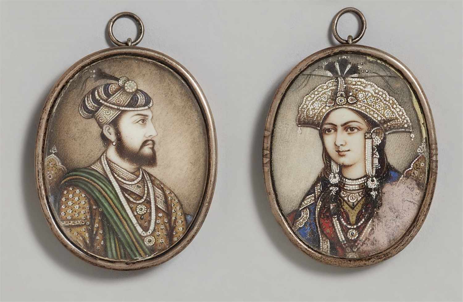 Zwei Miniaturen auf Elfenbein. Nordindien, Delhi. Spätes 19. Jh. Darstellung des Moghulkaisers Akbar
