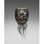 Nô-Maske vom Typ Okina. Holz, farbig gefasst. 19. Jh. Kopf eines Greises mit faltenreicher Stirn,