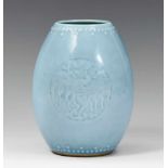 Blau glasierte Vase. 20. Jh. Eiförmige Vase, dekoriert in Relief mit zwei stilisierten