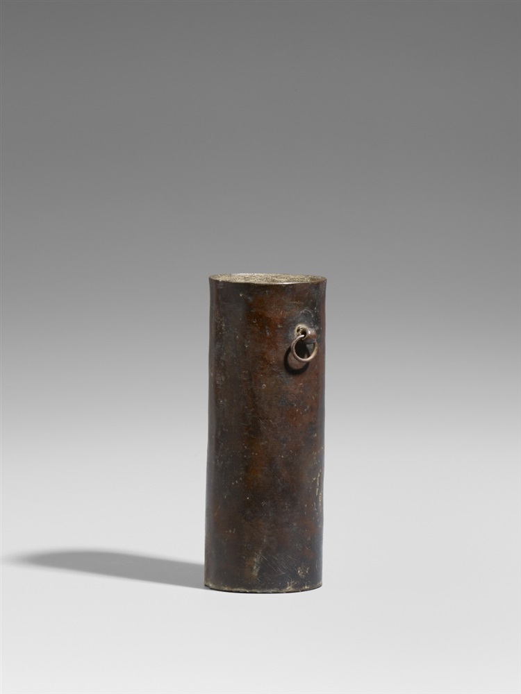 Vase. Bronze. 15./16. Jh. Zylindrisch (tsutsugata). Auf flachem, ergänztem Boden. Undekoriert. Mit
