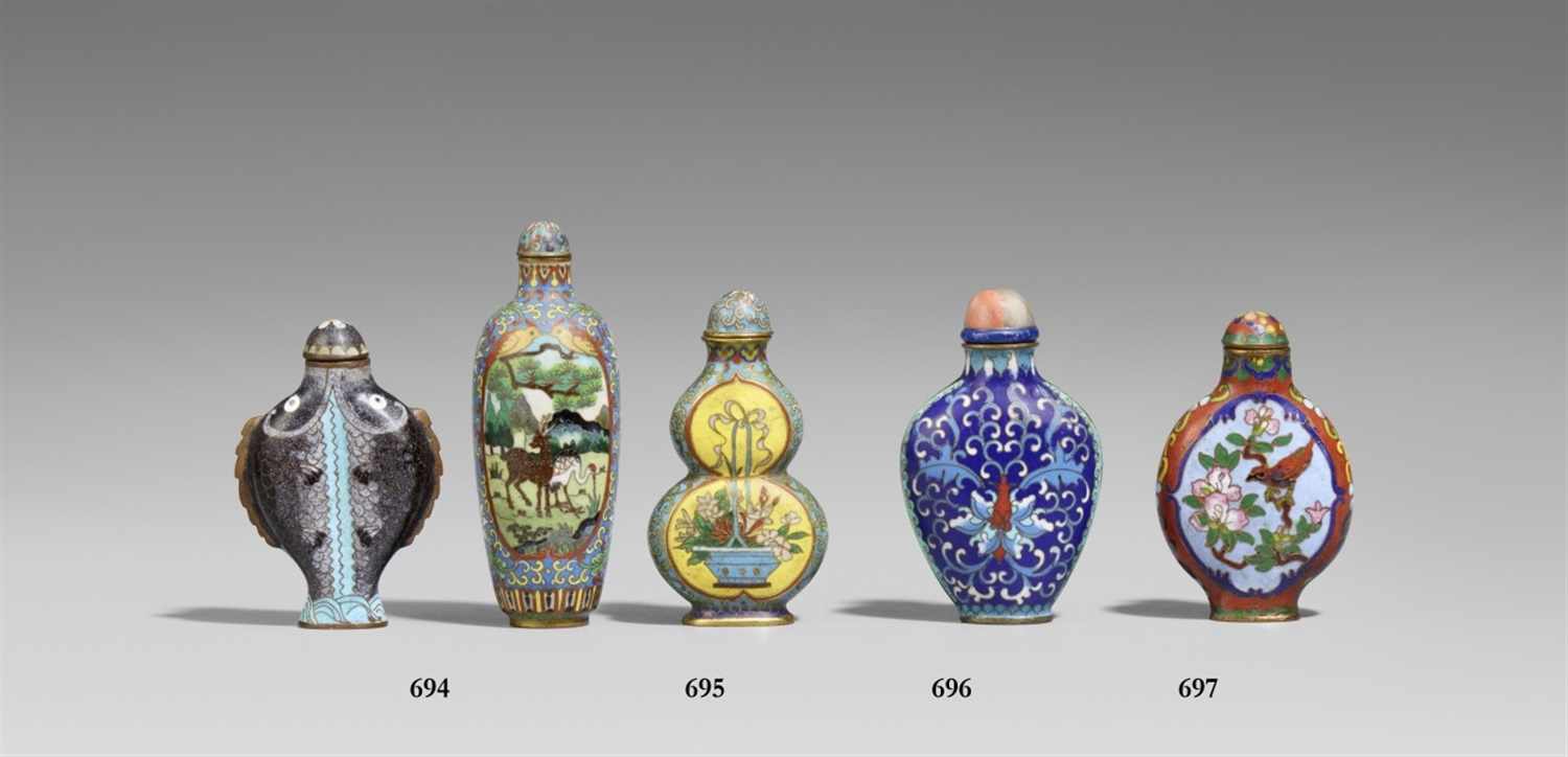 Snuff bottle. Cloisonné. 19. Jh. Von Doppelkürbisform, dekoriert mit Blumenkörben auf einem gelben