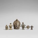 Sechs Figuren des Ganesha. Bronze und Gelbguss. 16./19. Jh. Alle sitzend, zwei-, vier- oder